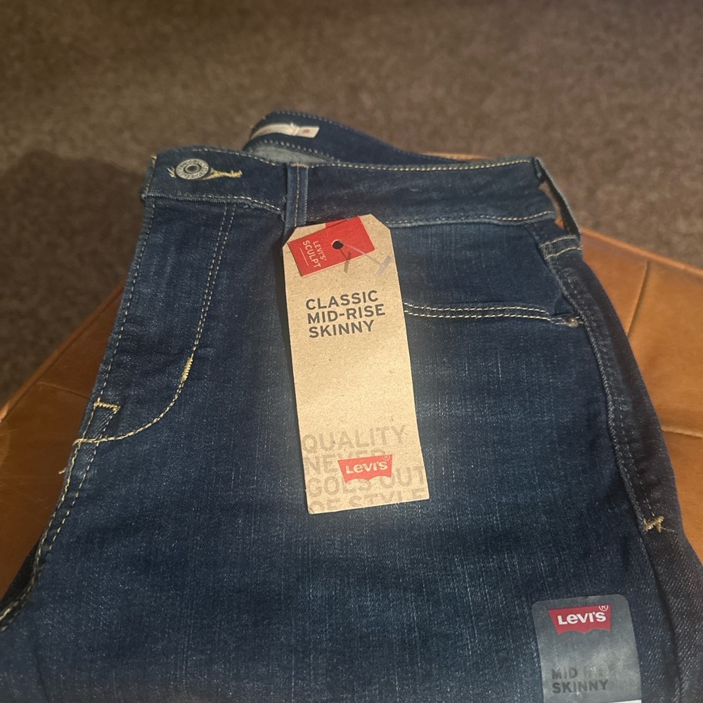 Levi' Mid-Rise Skinny Jeans size 8 w29 L30 Dark Wash NWT Sculpt Stretch